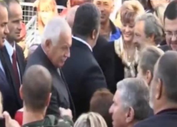 Vaclav Klaus - atentat plastičnim pi&scaron;toljem