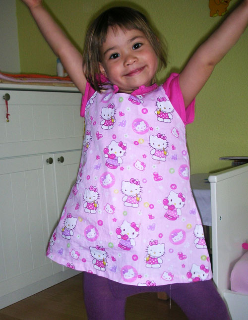 djevojčica u haljini hello kitty