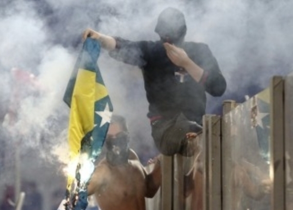 grcki huligani zapalili zastavu bih