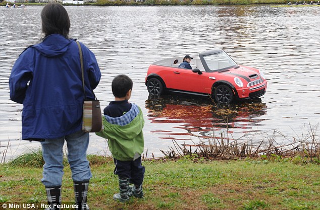 Mini koji vozi po vodu