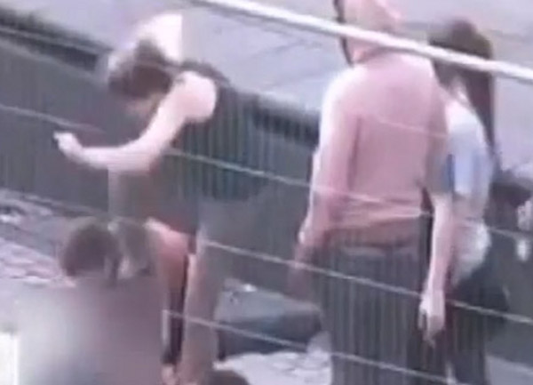 žena udara Pakistanca