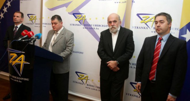 Stranka za BiH: SDA dezavuira javnost, kod njih je prešla samo šačica ljudi koji su isključeni iz naše stranke!