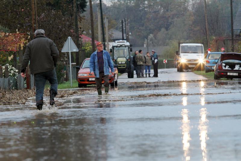 Voda &scaron;iklja 20 metara u zrak i ide prema selu