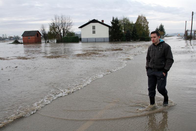 Voda šiklja 20 metara u zrak i ide prema selu Voda šiklja 20 metara u zrak i ide prema selu