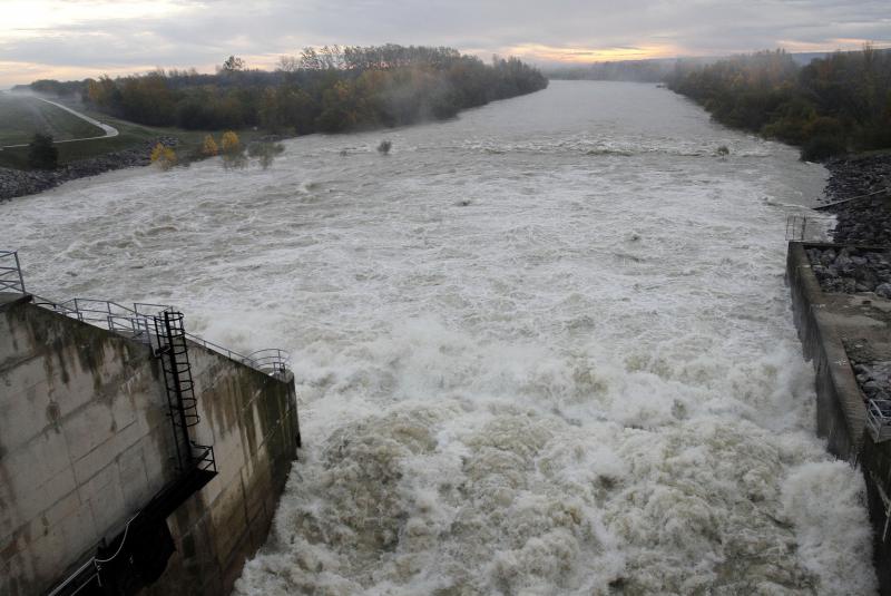 Voda &scaron;iklja 20 metara u zrak i ide prema selu