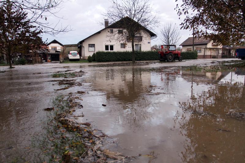 Voda &scaron;iklja 20 metara u zrak i ide prema selu