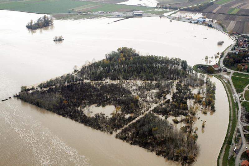 Voda &scaron;iklja 20 metara u zrak i ide prema selu