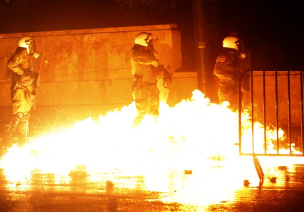 Policija suzavcem i vodenim topovima gu&scaron;i demonstracije  