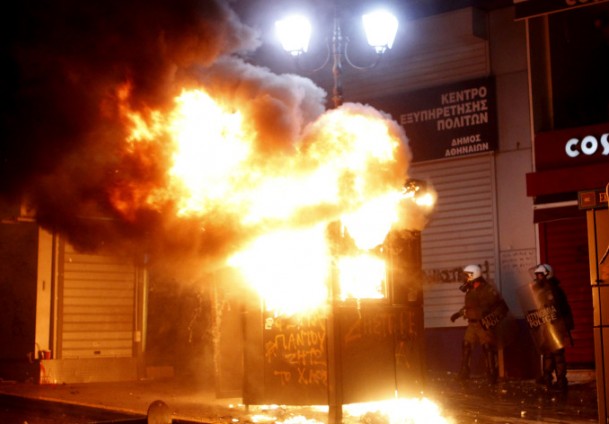 Policija suzavcem i vodenim topovima gu&scaron;i demonstracije  