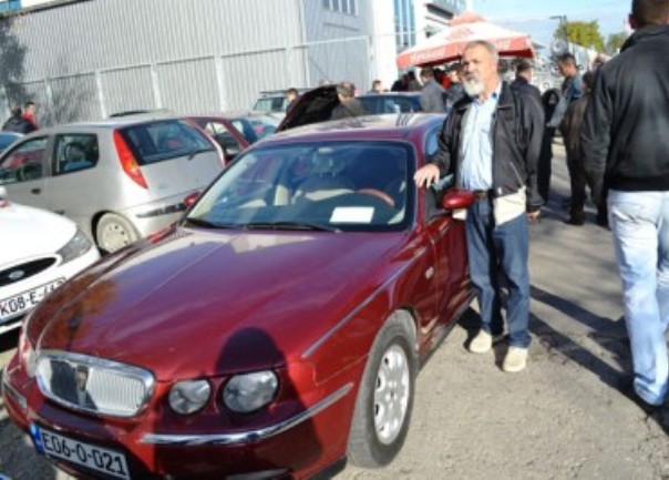 ljubo ugršić kraj svog rovera ljubo ugršić kraj svog rovera