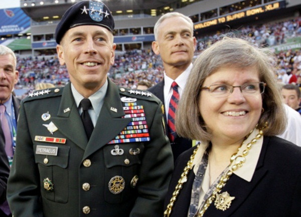 David Petraeus sa suprugom David Petraeus sa suprugom