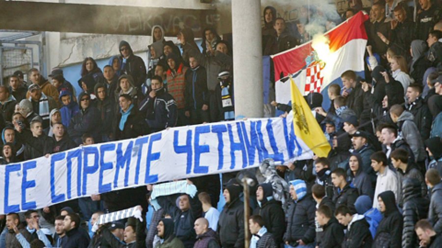 Radovci palili hrvatske zastave Radovci palili hrvatske zastave