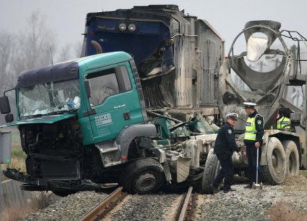 voz naletio na kamion