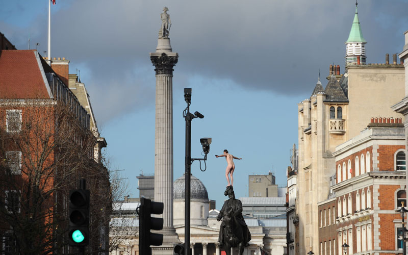 Britanac se nag popeo se na vrh konjičke statue u Londonu Britanac se nag popeo se na vrh konjičke statue u Londonu