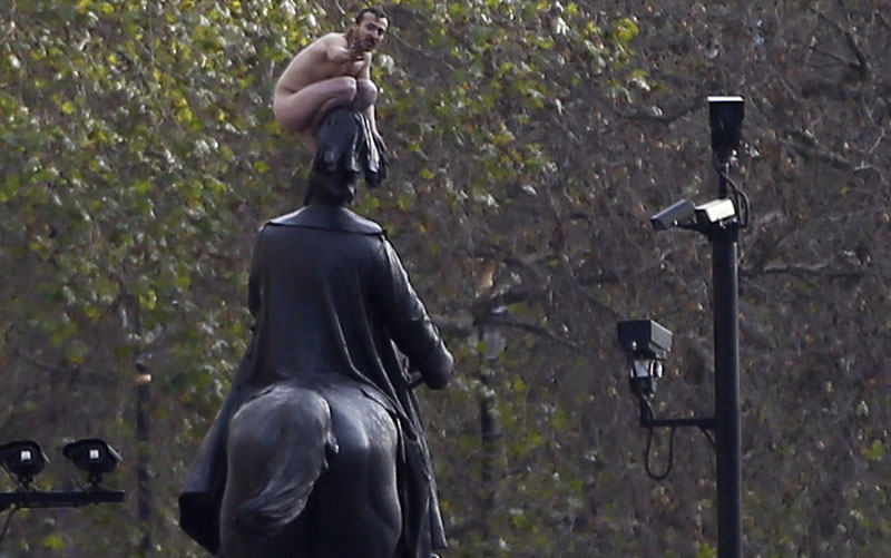 Britanac se nag popeo se na vrh konjičke statue u Londonu Britanac se nag popeo se na vrh konjičke statue u Londonu