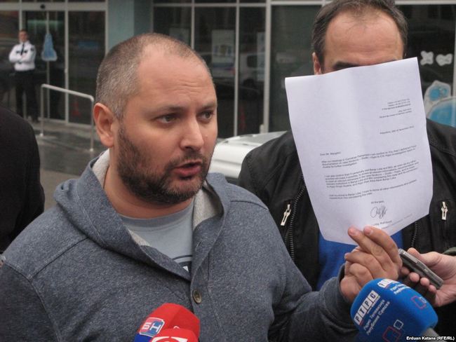 Domagoj Margetić sa dokumentima kojim ilustruje svoje tvrdnje, Banjaluka, 23. novembar 2012.  