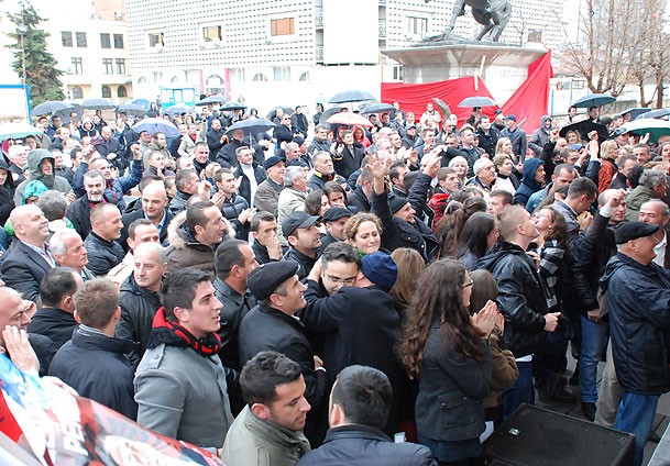 Kosovski Albanci uz suze i vatromet dočekali oslobađajuću presudu Haradinaju Kosovski Albanci uz suze i vatromet dočekali oslobađajuću presudu Haradinaju