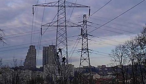 Policija spasila mladića koji je htio da skoči s vrha dalekovoda Policija spasila mladića koji je htio da skoči s vrha dalekovoda