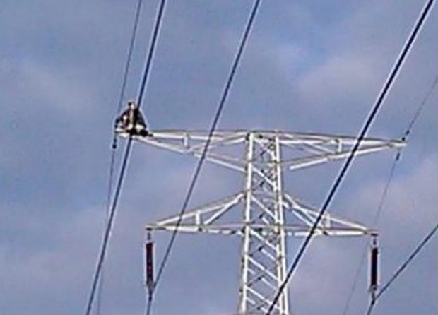 Policija spasila mladića koji je htio da skoči s vrha dalekovoda Policija spasila mladića koji je htio da skoči s vrha dalekovoda