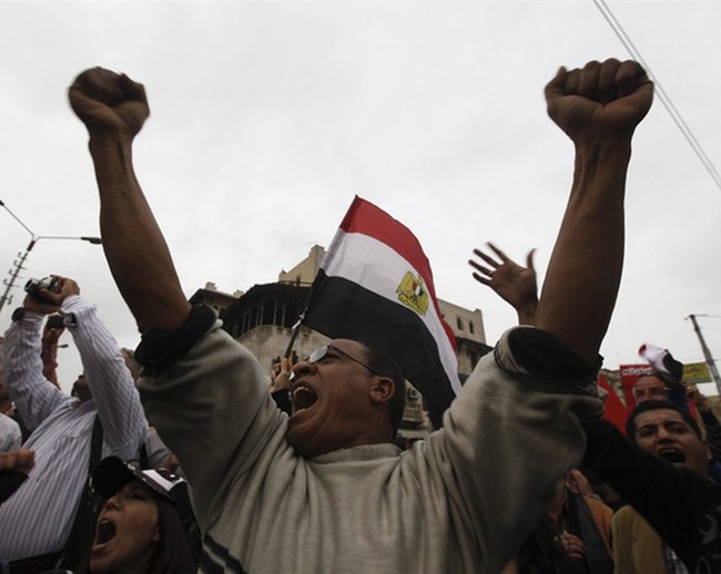 Sukobi ispred predsjedničke palate u Kairu, Mursi pobjegao