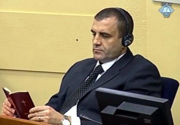 Milan Lukić na izricanju presude listao Bibliju