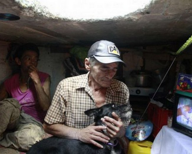 Bračni par već 22 godine živi u kanalizaciji sa psom Bračni par već 22 godine živi u kanalizaciji sa psom