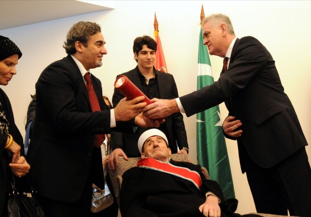 Tomislav Nikolić uručio Sretenjski orden prvog reda beogradskom muftiji Hamdiji ef. Jusufspahiću Tomislav Nikolić uručio Sretenjski orden prvog reda beogradskom muftiji Hamdiji ef. Jusufspahiću