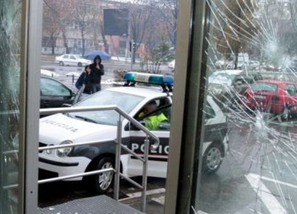 sjekirom razbio vrata zgrade Vlade TK