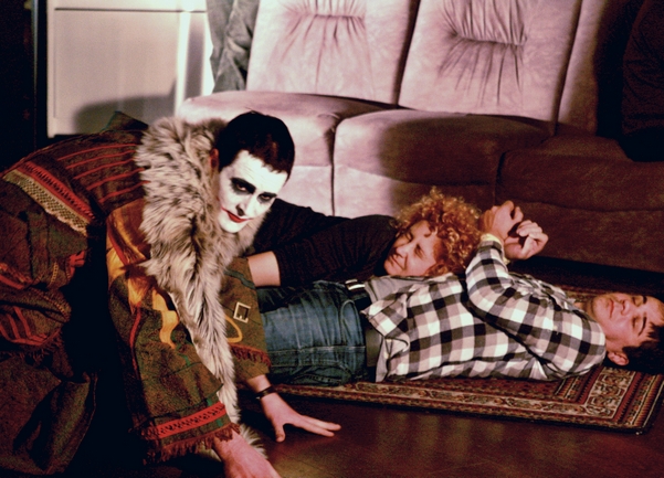 Plati koliko mozes East West