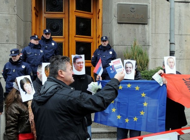 ULTRADESNIČARI NA PROTESTU U BEOGRADU PORUČILI ULTRADESNIČARI NA PROTESTU U BEOGRADU PORUČILI