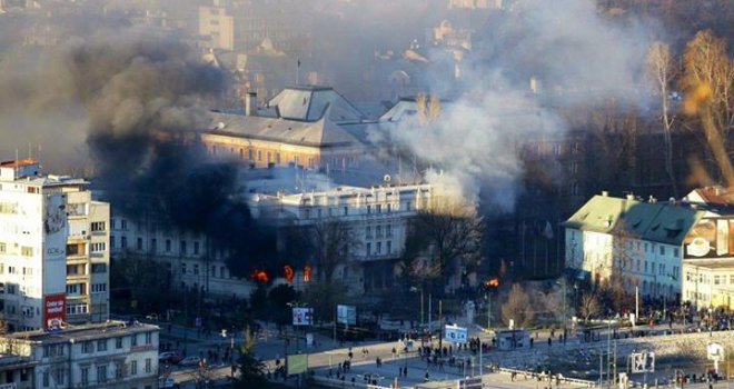 Narod mazohistički nagrađuje one koji ga pljačkaju: Da li bh. građani uopšte znaju zašto i protiv koga se bune?!  