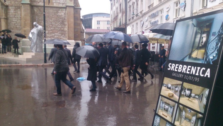 vucic ispred katedrale