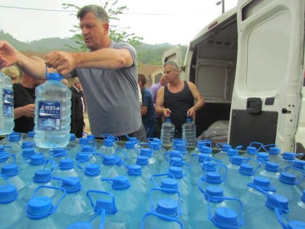 Fahrudin Radončić dijeli pomoć