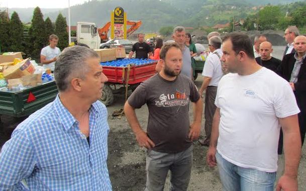 Fahrudin Radončić dijeli pomoć