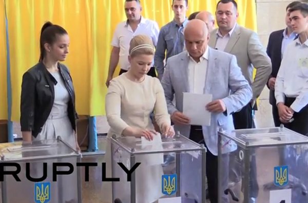 Julija Timo&scaron;enko sa porodicom na biračkom mjestu