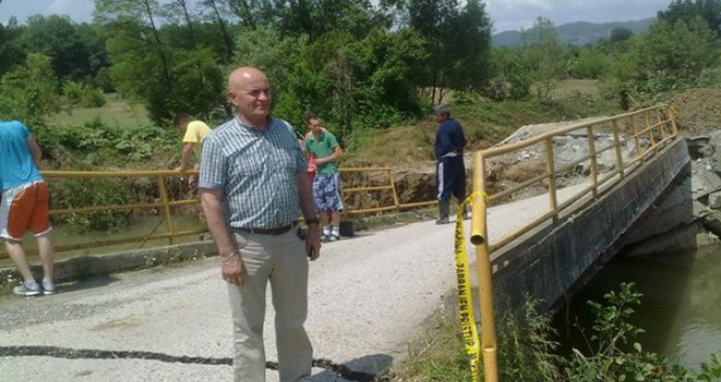 Skandalozno: Načelnik Omerović slavi opštu propast i ne dozvoljava obnovu mosta kojim se spašava nekoliko sela!
