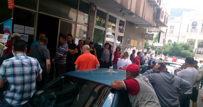 Radnici ZOI '84 donijeli benzin, prijete da će zapaliti firmu