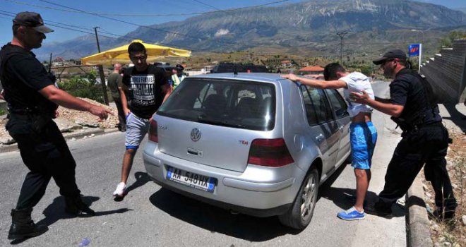 Bojno polje u Lazaratu: U zloglasnom balkanskom selu dileri na policiju pucaju raketnim bacačima!