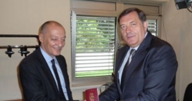 Milorad Dodik dobio pasoš Srbije