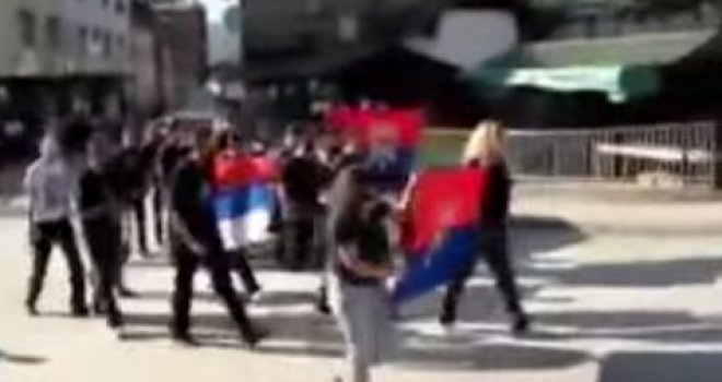 Grupa u crnim majicama paradira kroz Srebrenicu uzvikujući: Ovo je Srbija! Dočekali ih Bošnjaci...  