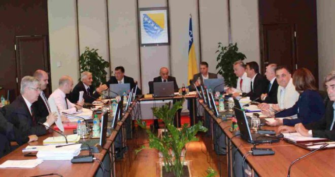 Dok se ne uspostavi nova vlast u BiH, zvaničnici griju i ministarske i zastupničke stolice