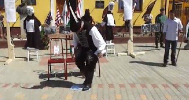 Gradonačelnik izrazio protest 'vješanjem' lutaka Netanyhua i Peresa