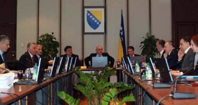 Dok mnogi sanjaju o redovnoj plati, smijenjeni ministri dobijaju 22 hiljade maraka za nerad!