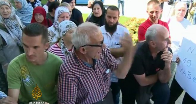 Mještani Željeznog Polja postavili šatore ispred zgrade Općine: Do danas nismo dobili nijednu ciglu