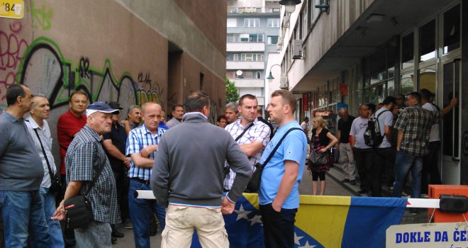 Gladni radnici ZOI'84 nasuprot glamuroznog crvenog tepiha od Vlade KS traže svoja prava