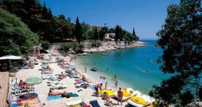 Pomama za jabukovim sirćetom na hrvatskom primorju: Turisti ga masovno nose na plažu, štite se od velikog problema