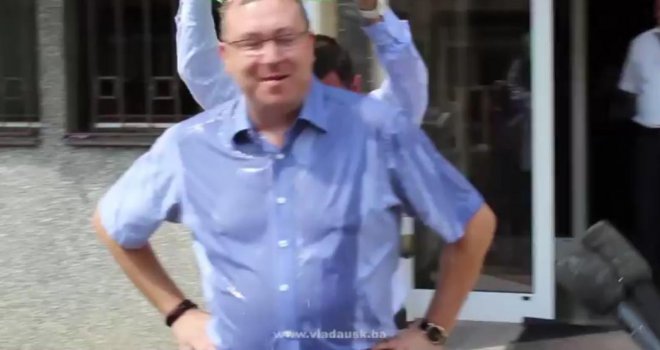  Ja, kao intelektualac i političar, uvijek mogu ponuditi svoj kvalitet i usluge nekoj drugoj političkoj opciji!!!