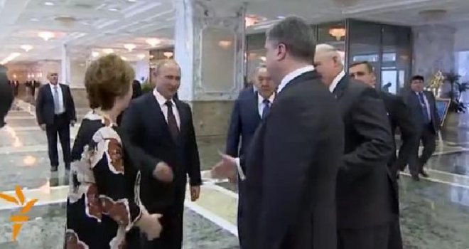 Porošenko i Putin se rukovali na samitu u Minsku