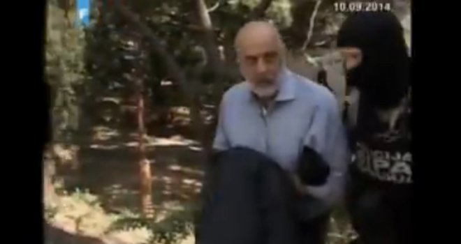 Ministar Milorad Bahilj Baja vidno isprepadan dok ga vode pripadnici SIPA-e 