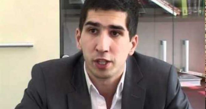 Kaplan: Bolan, Solak, šta ćeš stiskati?! Ko više stišće! Neka se komandantica Jelka uključi i kaže im da se dozovu!    